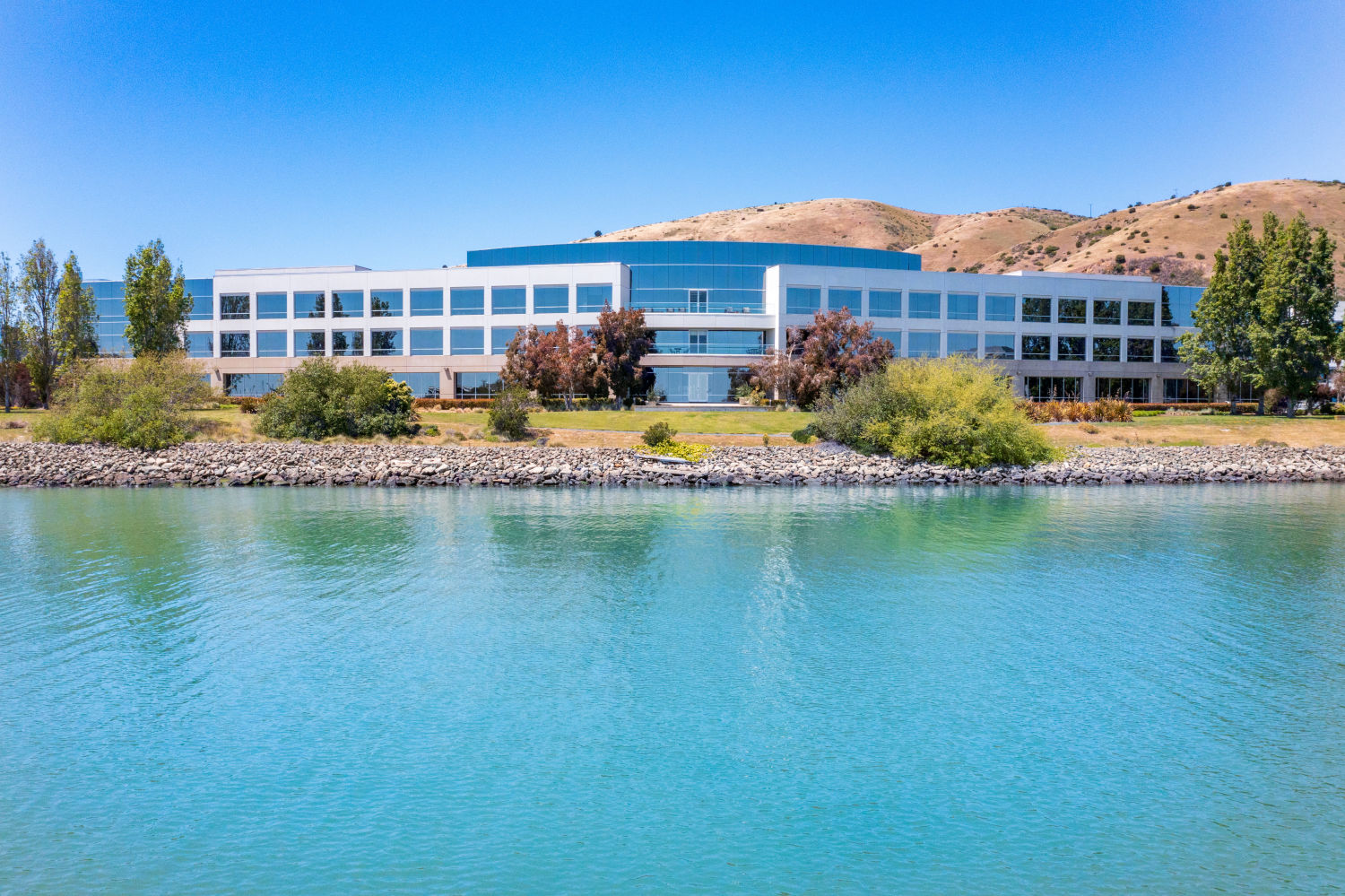 Building Photo of 5000 Shoreline