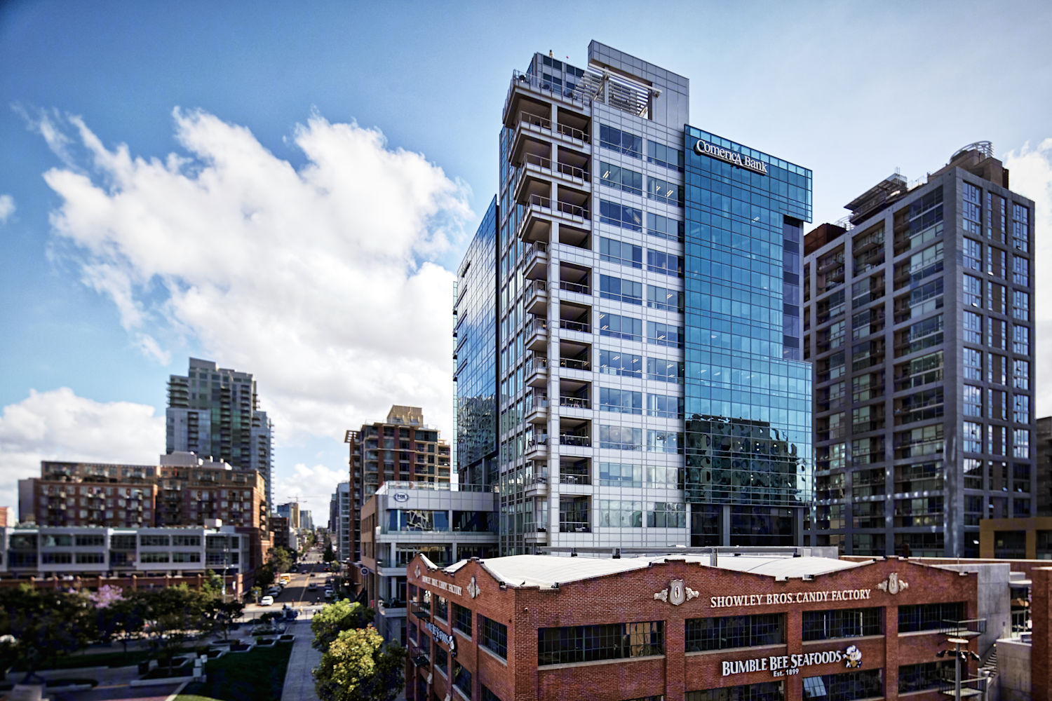 Building Photo of DiamondView Tower - 350 10th Avenue