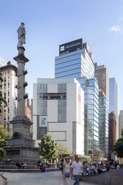 H and m columbus circle hours 2025